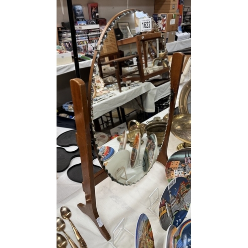 1622 - A vintage pie crust bevel edge dressing table mirror