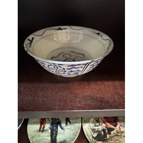 1716 - A quantity of Chinese ceramic collectors plates & A quantity of blue & white bowls