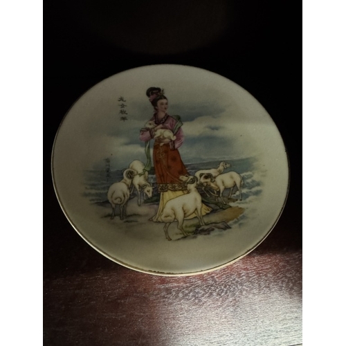 1716 - A quantity of Chinese ceramic collectors plates & A quantity of blue & white bowls