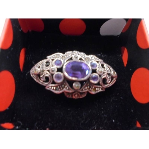 1042 - A vintage art nouveau amethyst & silver ring (0.925).