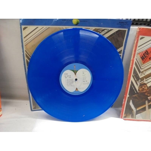 1230 - A Beatles album on red vinyl 1962-1966 (only on disc) and a Beatles album of blue vinyl with two dis... 