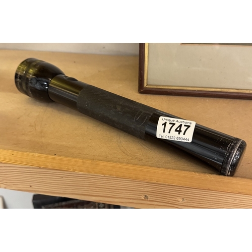1747 - A 31cm Maglite torch