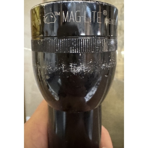1747 - A 31cm Maglite torch