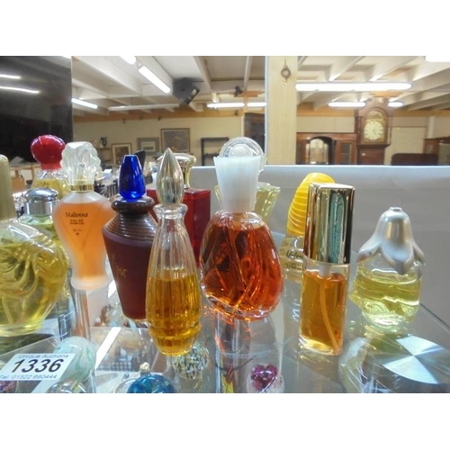 1336 - Approximately twenty assorted perfume bottles with contents.