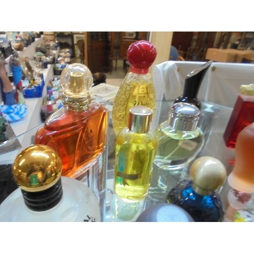 1336 - Approximately twenty assorted perfume bottles with contents.