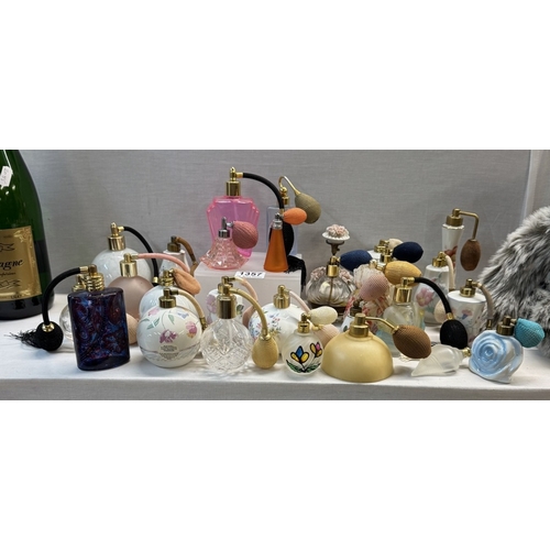 1357 - A good lot of perfume bottles / sprays