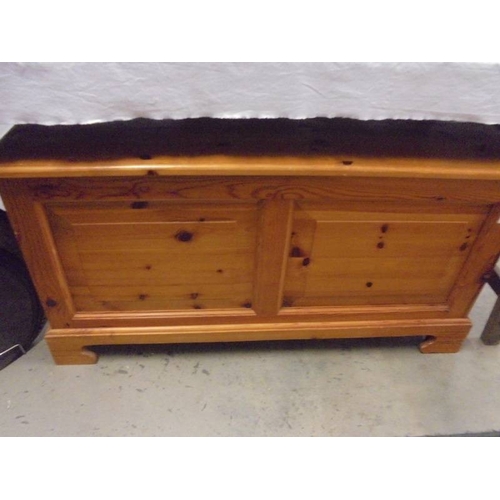 1410 - A good quality pine blanket box.