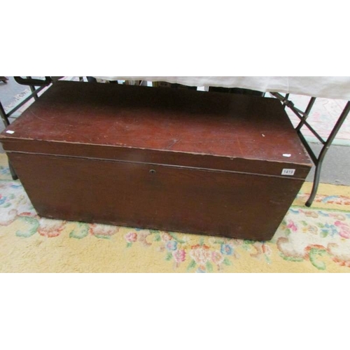 1419 - A large blanket box.