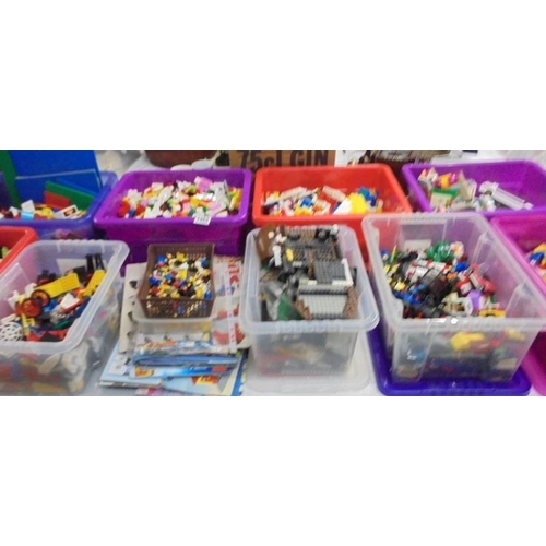 1462 - A very large quantity of vintage and later Lego (COLLECT ONLY).