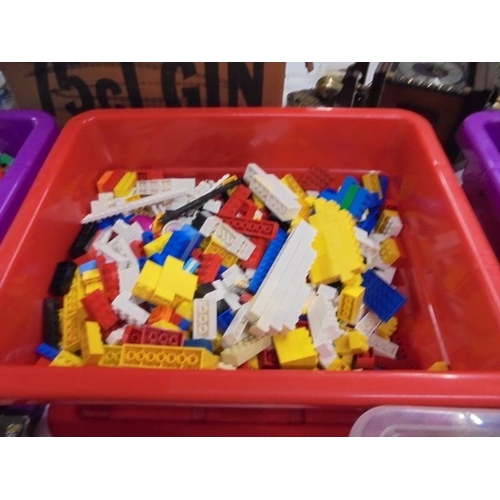 1462 - A very large quantity of vintage and later Lego (COLLECT ONLY).