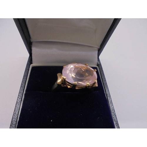 1096 - A 9ct gold ring set clear stone, size O, 4.07 grams.