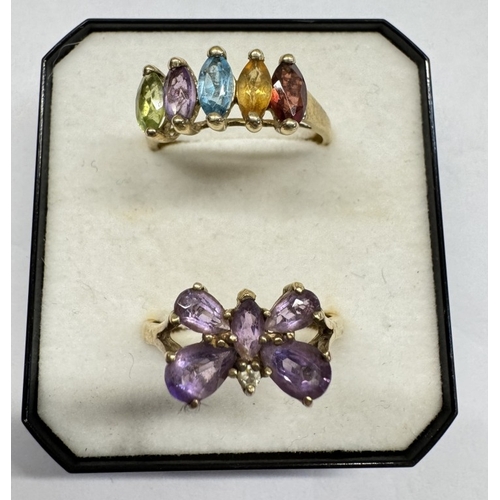 1100D - 2 9ct gold rings set coloured stones. Size N, 4.44 grams