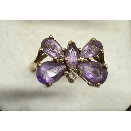 1100D - 2 9ct gold rings set coloured stones. Size N, 4.44 grams