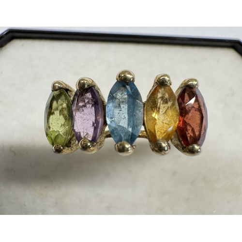 1100D - 2 9ct gold rings set coloured stones. Size N, 4.44 grams
