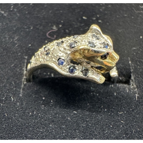 1100N - A 9ct gold leopard ring. Size P, 2.22 grams
