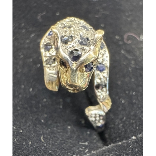 1100N - A 9ct gold leopard ring. Size P, 2.22 grams