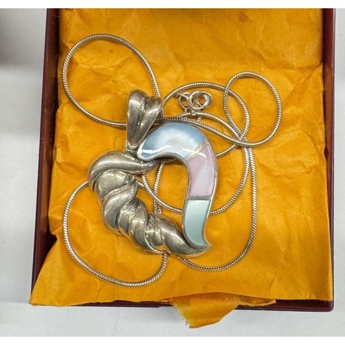 1100V - 4 Silver pendants