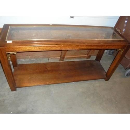 1518 - A good quality contemporary mahogany side table with glass top.