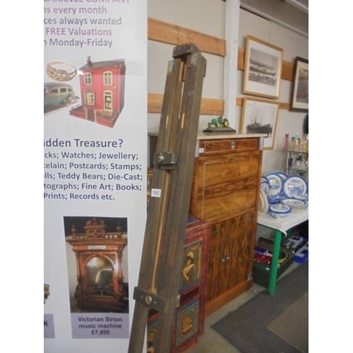 1562 - A large Rowney wooden artist's easel.