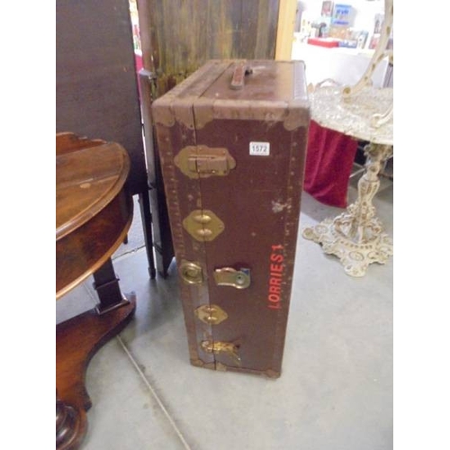 1572 - A large vintage travel trunk.