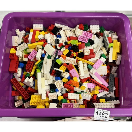 1462 - A very large quantity of vintage and later Lego (COLLECT ONLY).