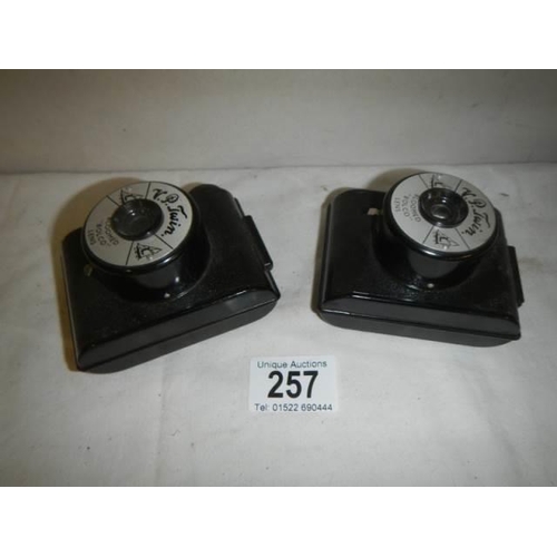 257 - Two vintage bakelite V P Twin camera's.