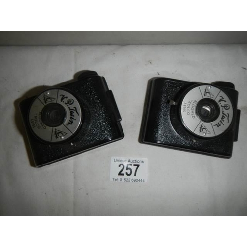 257 - Two vintage bakelite V P Twin camera's.