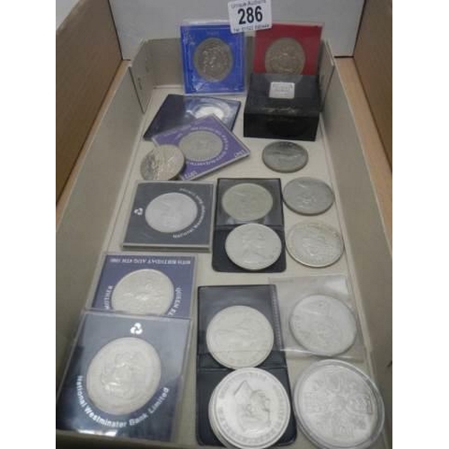 286 - A mixed lot of collector's crowns.
