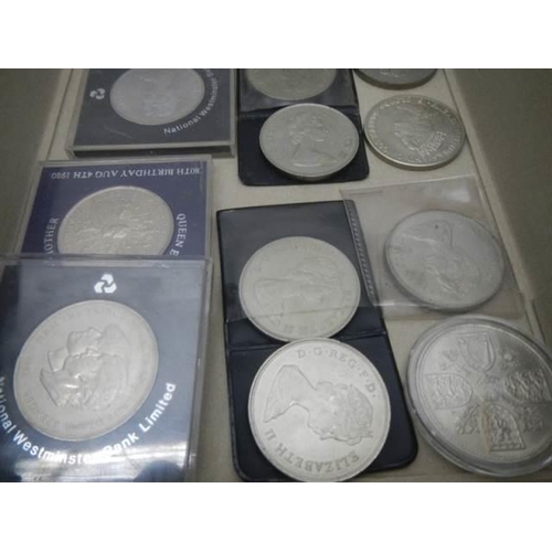 286 - A mixed lot of collector's crowns.