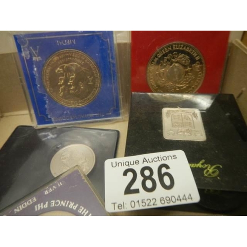 286 - A mixed lot of collector's crowns.