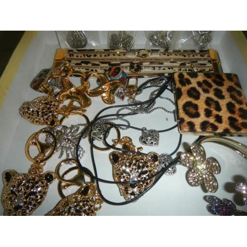 17 - A quantity of costume jewellery.