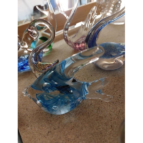 179 - A quantity of Heron glass swans etc