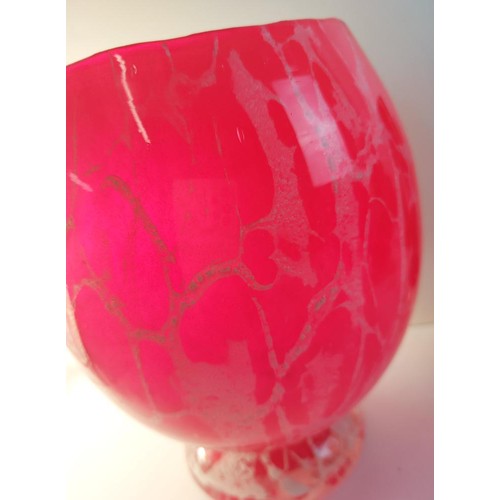 210 - A quantity of 1970s glassware