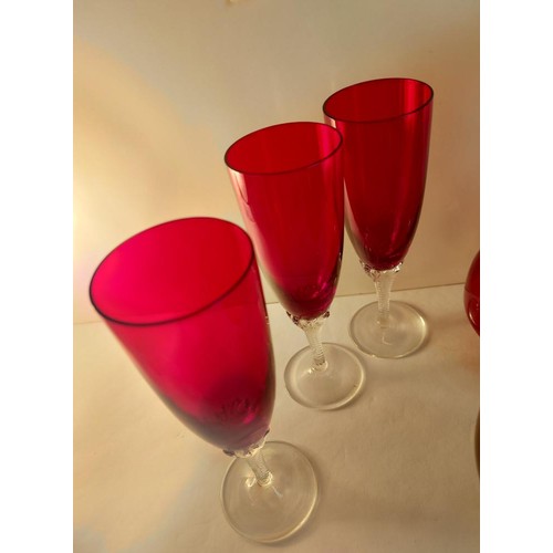 210 - A quantity of 1970s glassware