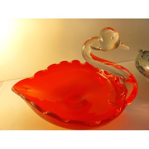 212 - 3 x Murano swan dishes