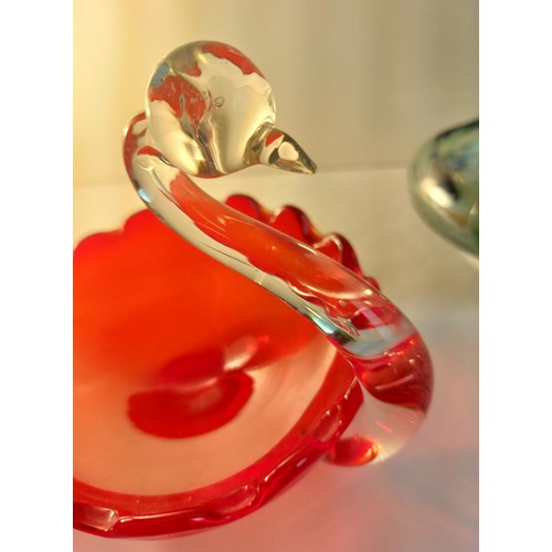 212 - 3 x Murano swan dishes