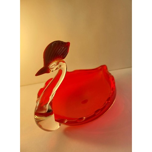 212 - 3 x Murano swan dishes