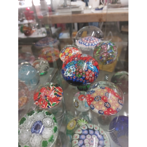 385 - 8 Art glass paperweights