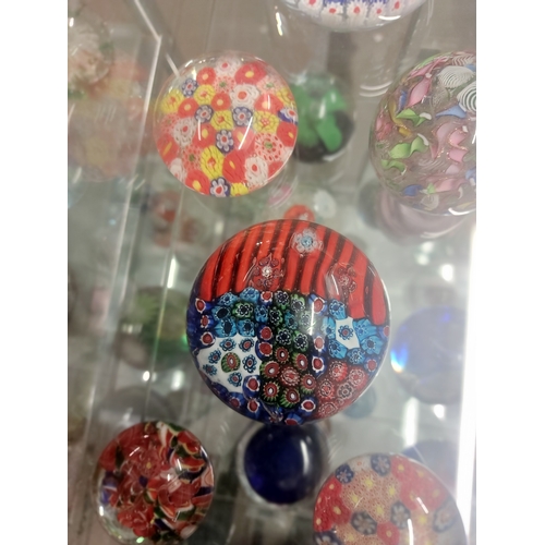 385 - 8 Art glass paperweights