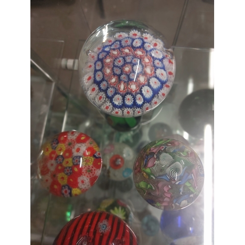 385 - 8 Art glass paperweights