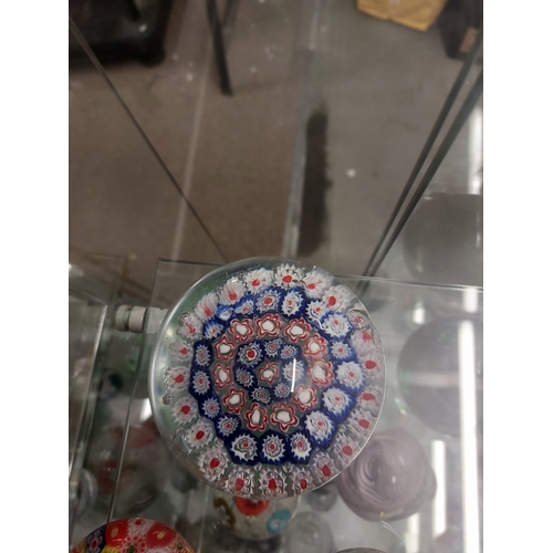 385 - 8 Art glass paperweights