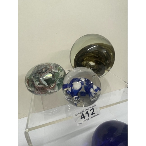 412 - A quantity of mixed paperweights including 1 Scales of justice
