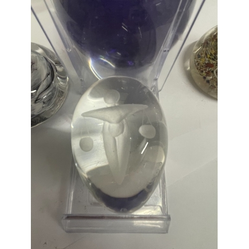412 - A quantity of mixed paperweights including 1 Scales of justice