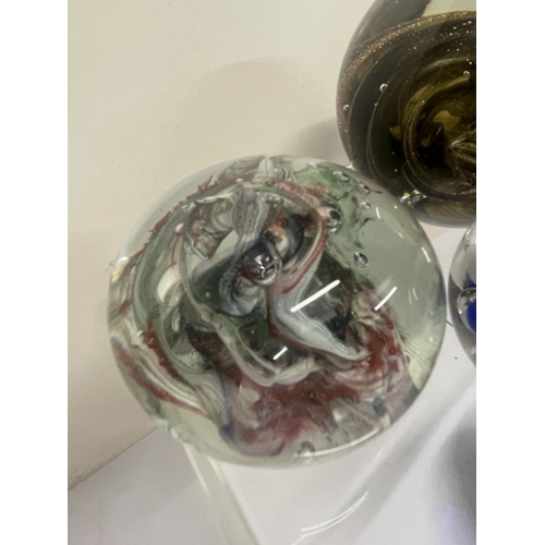 412 - A quantity of mixed paperweights including 1 Scales of justice