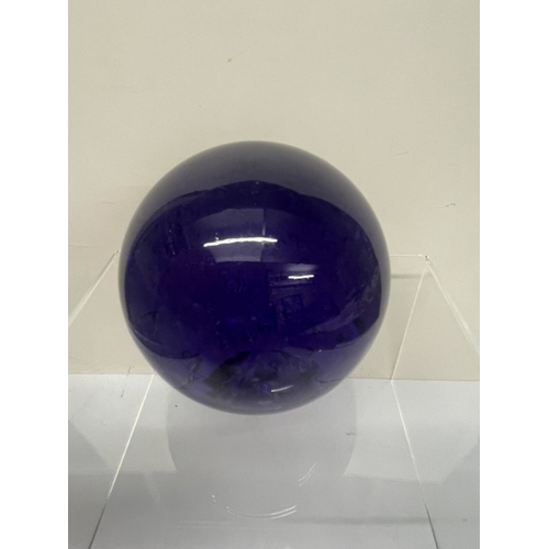 412 - A quantity of mixed paperweights including 1 Scales of justice