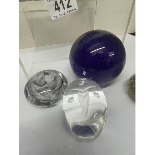 412 - A quantity of mixed paperweights including 1 Scales of justice