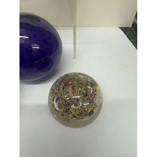412 - A quantity of mixed paperweights including 1 Scales of justice
