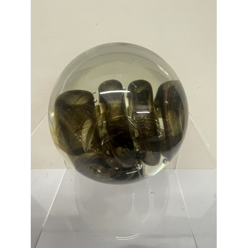 412 - A quantity of mixed paperweights including 1 Scales of justice