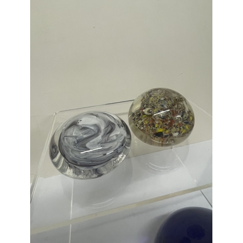 412 - A quantity of mixed paperweights including 1 Scales of justice