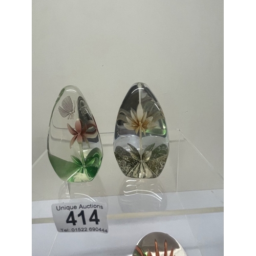 414 - 8 Flower paperweights